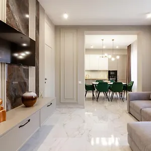 https://vip-apartments-na-krakivskiy.hotelslviv.net